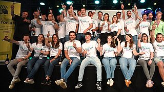 GenR cheers to 20 years, Gruppenfoto, 25 junge Winzerinnen und Winzer auf der Bühne