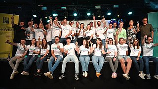 GenR cheers to 20 years, Gruppenfoto, 25 junge Winzerinnen und Winzer auf der Bühne