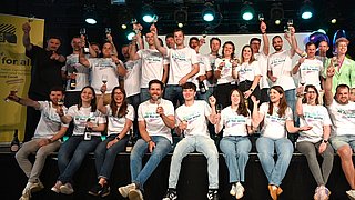 GenR cheers to 20 years, Gruppenfoto, 25 junge Winzerinnen und Winzer auf der Bühne